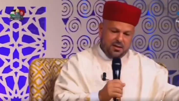 Un Imam chante des versets du Coran en remixant de la musique