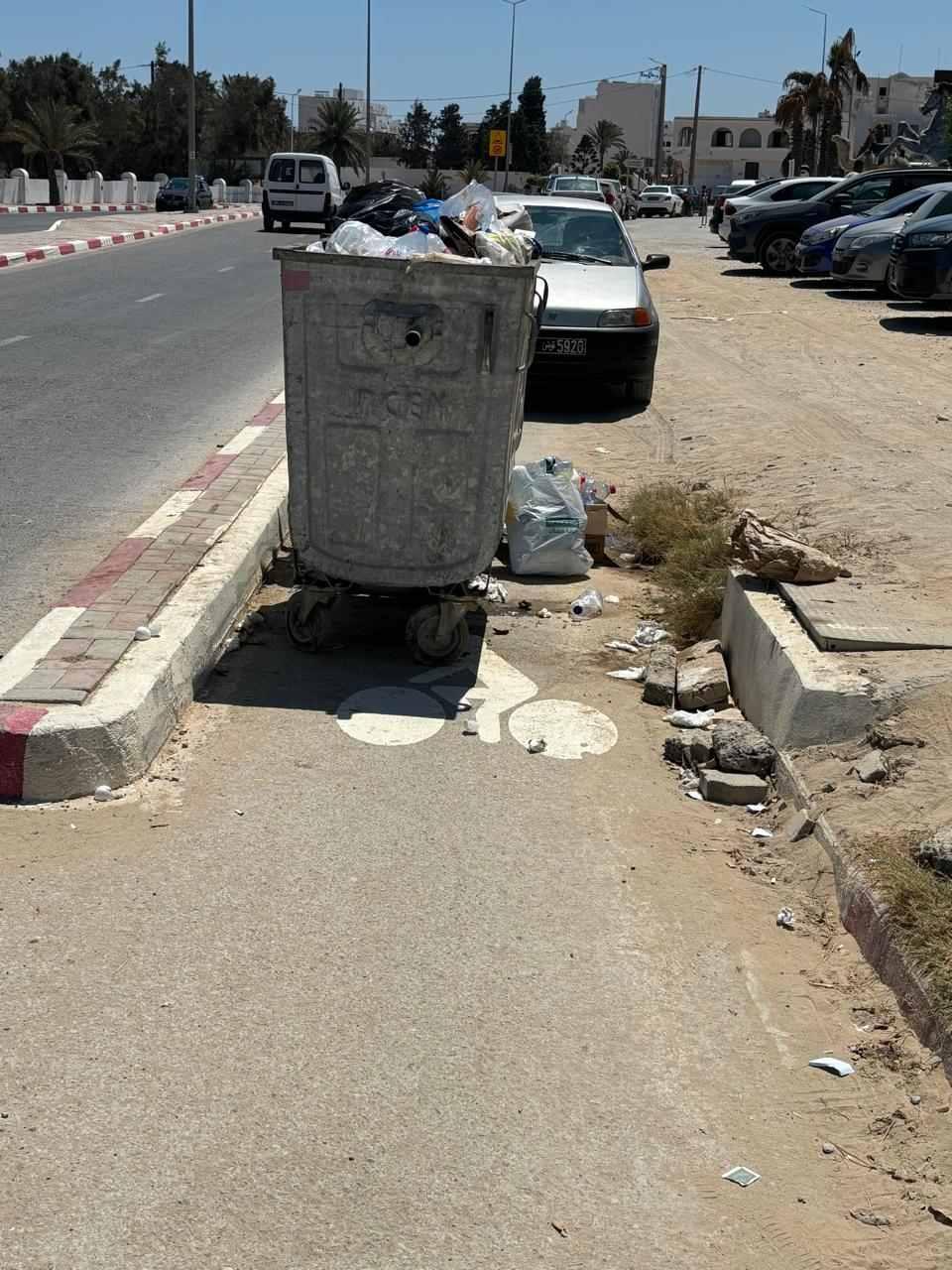 Mahdia : Quand une piste cyclable se transforme en parking… pour poubelle
