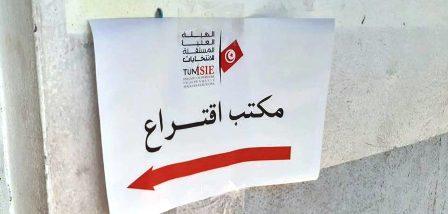 Tunisie – Kairouan : Installation de tentes en guise de bureaux de vote