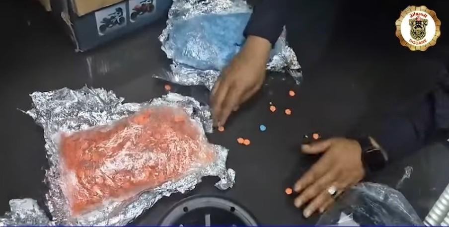 La douane tunisienne frappe fort : saisie de 5 000 comprimés d’ecstasy dissimulés dans un...