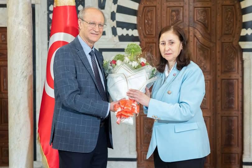 La cheffe du gouvernement honore son conseiller diplomatique à l’occasion de son départ à la...