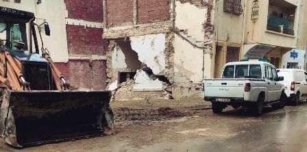 Tunisie – Sousse : Effondrement partiel d’un mur d’immeuble suite à des travaux d’excavation adjacents.
