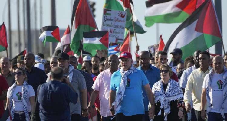 A Cuba, le président en tête d’une manifestation de soutien aux Palestiniens