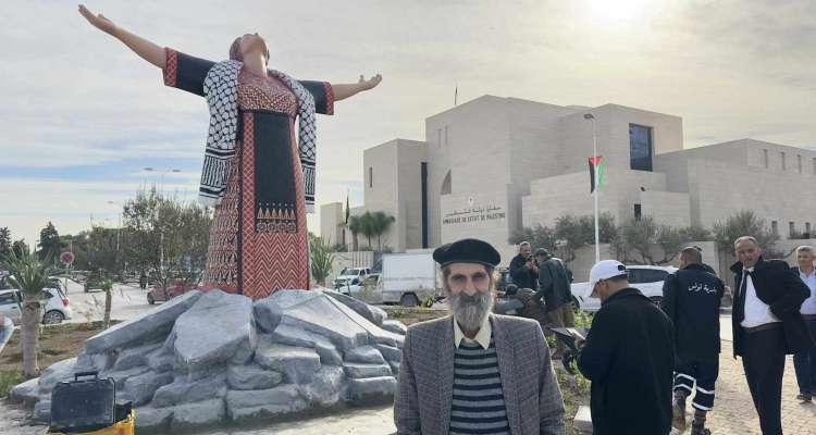 Une statue symbolisant la résistance à Gaza, érigée devant l'ambassade de Palestine à Tunis