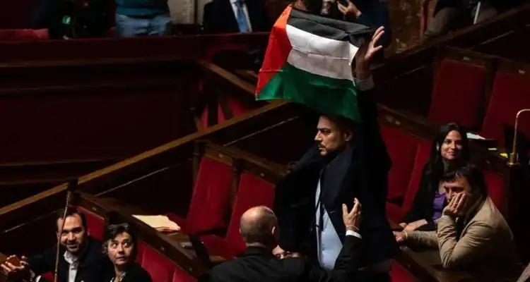 France : Un député exclu de l'Assemblée pour avoir brandi un drapeau palestinien