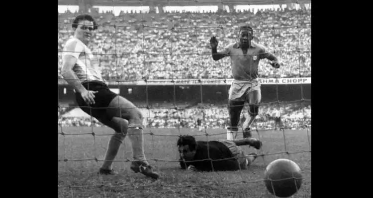 Pelé, seize ans et huit mois, en 1957