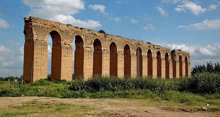 Tunis au dix-neuvième siècle : Aqueduc et histoire d'eau