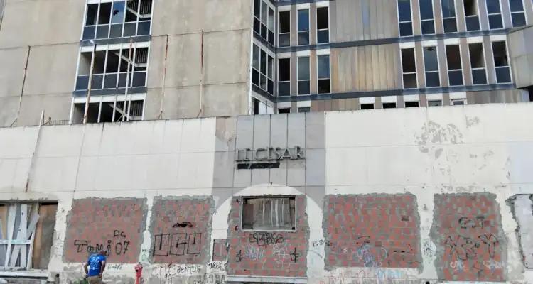Hôtel du Lac : Il tombe en ruines et toujours rien de nouveau
