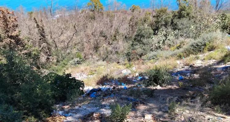 Snapshot - Sidi Bou Said : Comment souiller la beauté du paysage !