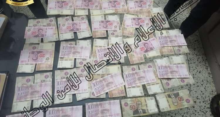 يبيع ألف دينار مزيفة مقابل 200 دينار