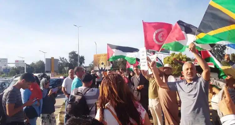 Les Tunisiens expriment leur solidarité avec les Palestiniens devant l'ambassade des États-Unis