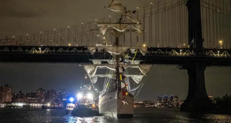 Un navire mexicain percute le pont de Brooklyn : deux morts et 19 blessés