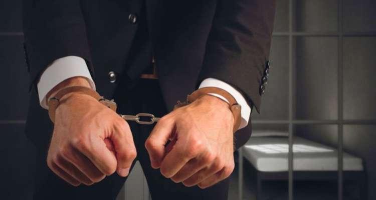 السجن لموظّف بنكي استولى على أموال الحرفاء