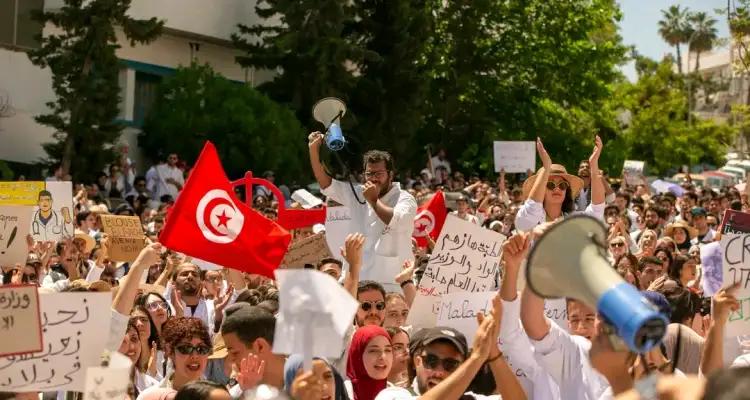 تونس: الأطباء الشبّان في مسيرة غضب وهذه أهم المطالب