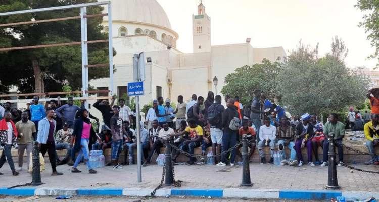 “Nous avons besoin de la paix, rien que la paix”, le slogan scandé par un migrant subsaharien en sit-in à Sfax