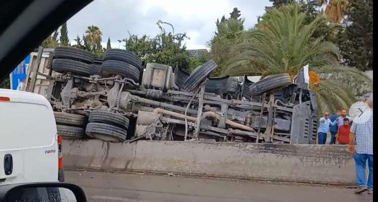 Route X : collision entre une semi-remorque et un taxi