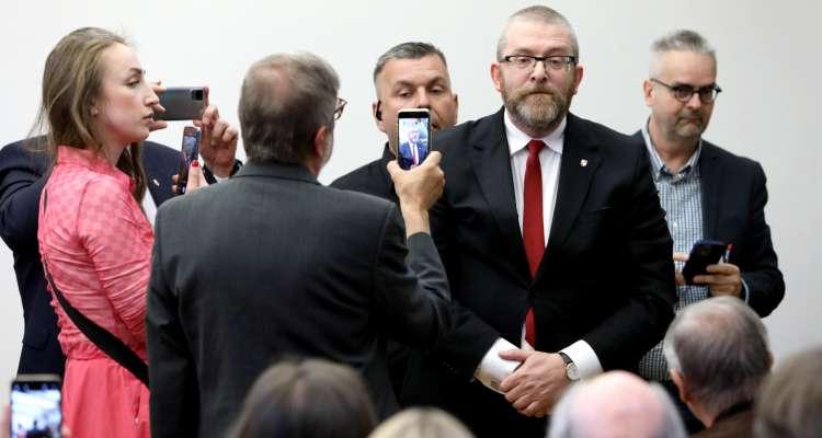 Un député polonais perturbe la fête juive de Hanouka à l’enceinte du parlement !