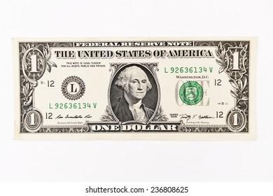 الدولار يتراجع وسط احتمالات توقف المركزي الأمريكي عن رفع الفائدة