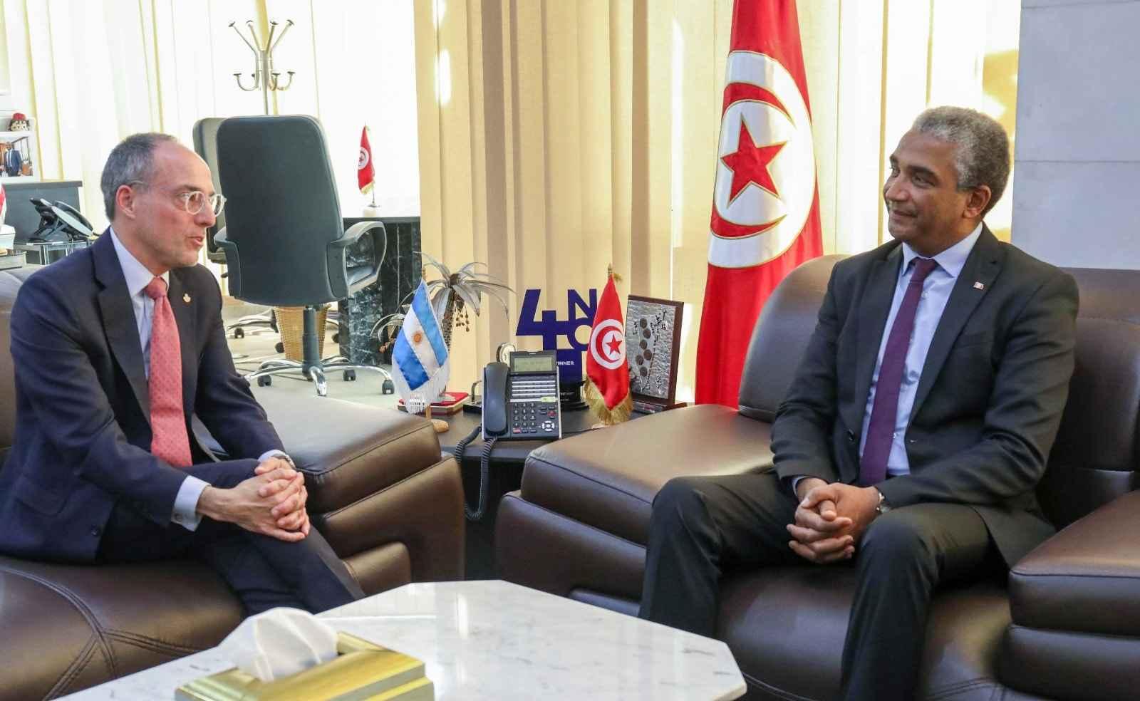 ماذا في لقاء وزير كمال دقيش مع السفير الأرجنتيني بتونس