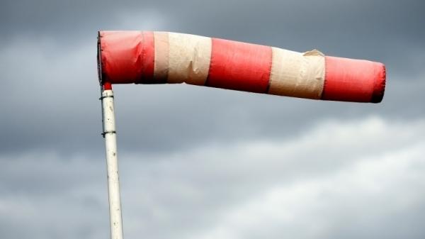 رياح قوية جدا تتجاوز سرعتها 90 كلم/س