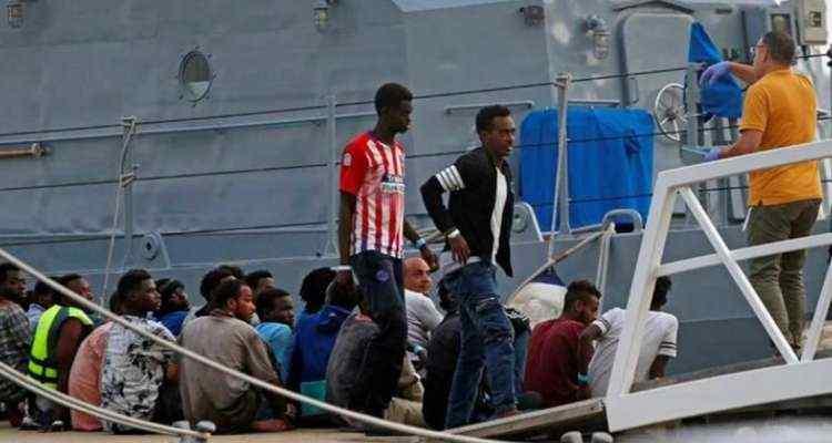 وزير خارجية إيطاليا: “المُهاجرون الأفارقة من جنوب الصحراء إجتاحوا تونس”