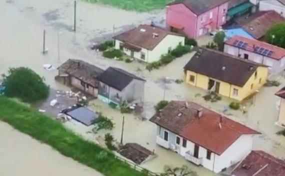 فيضانات تجتاح إيطاليا وتتسبب في مقتل شخصين وإجلاء الآلاف من منازلهم