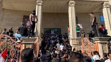 عشرات المتظاهرين العراقيين يقتحمون سفارة السويد احتجاجا على إحراق المصحف الشريف
