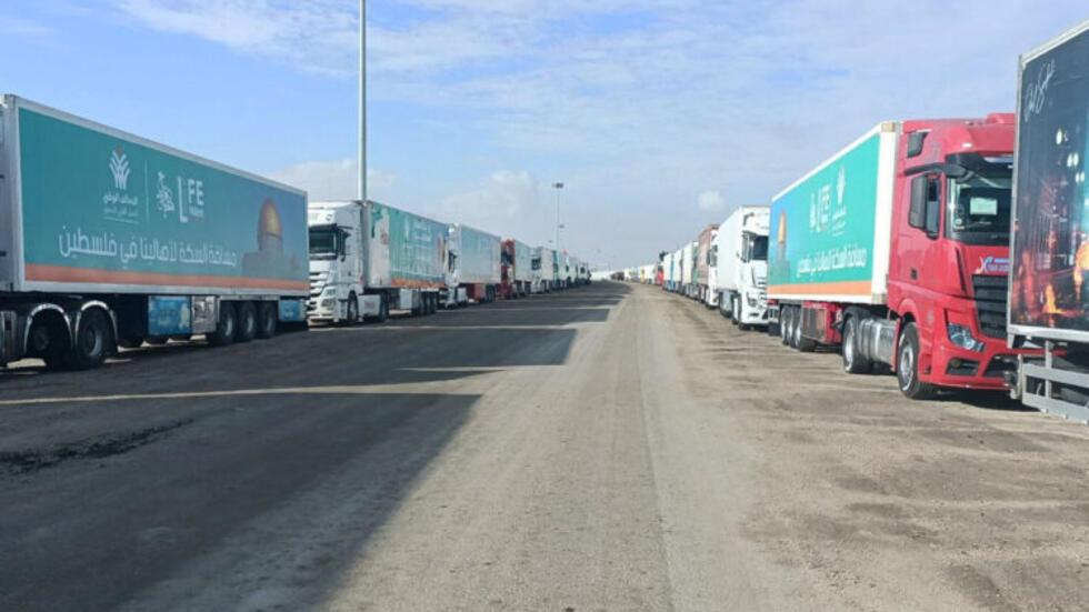 مئات شاحنات المساعدات تنتظر دخول غزة