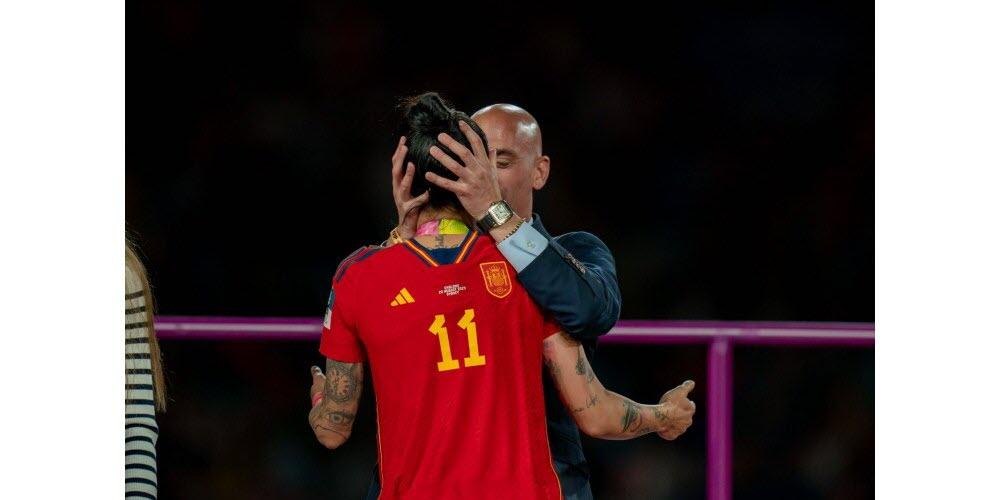 هيرموسو تكشف تفاصيل جديدة بخصوص قضية القبلة الشهيرة