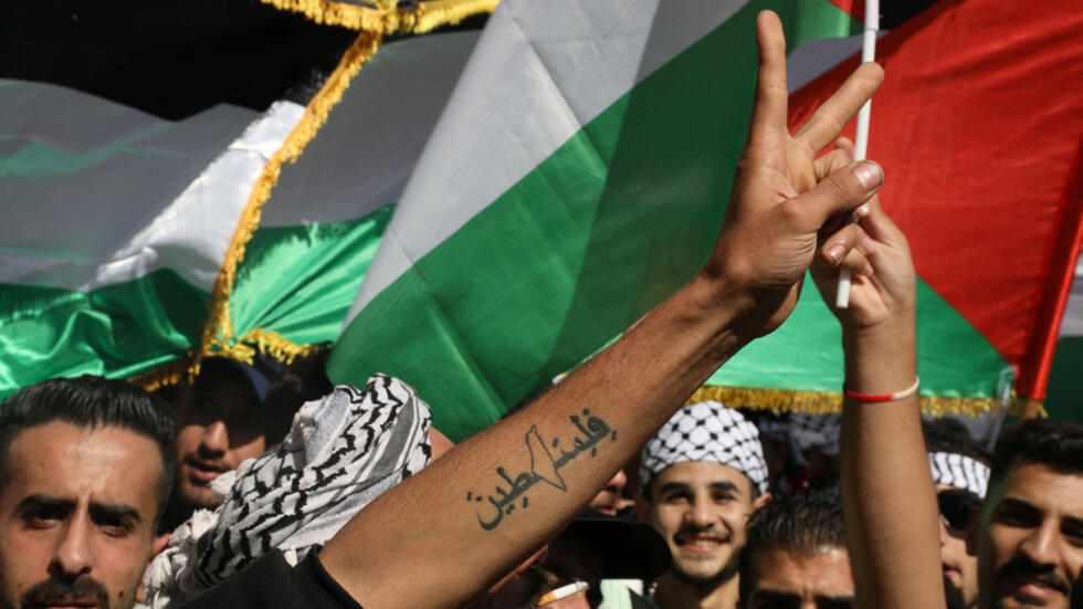 نقل 39 أسيرا فلسطـ.ينيا إلى سجن عوفر تمهيدا لإطلاق سراحهم