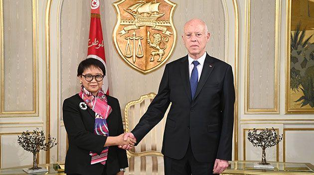 رئيس الجمهورية يستقبل وزيرة خارجية إندونيسيا ويتلقّى دعوة لزيارة جاكرتا