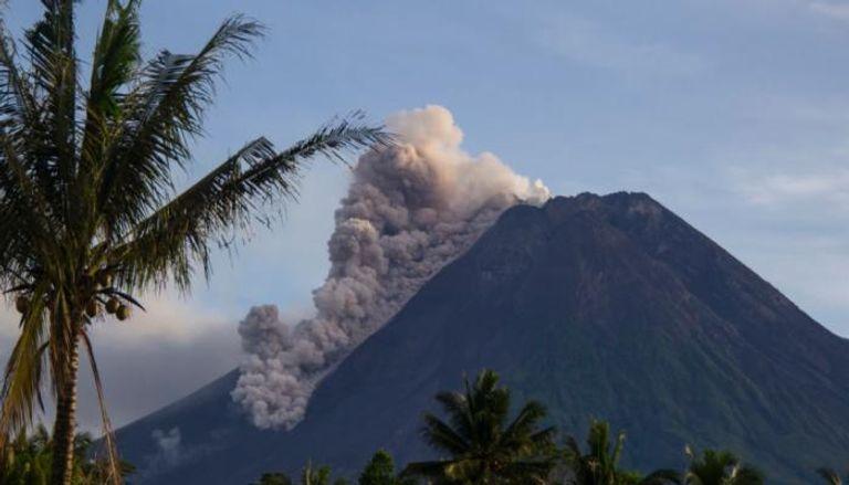 11 قتيلا على الأقل جراء ثوران بركان في إندونيسيا
