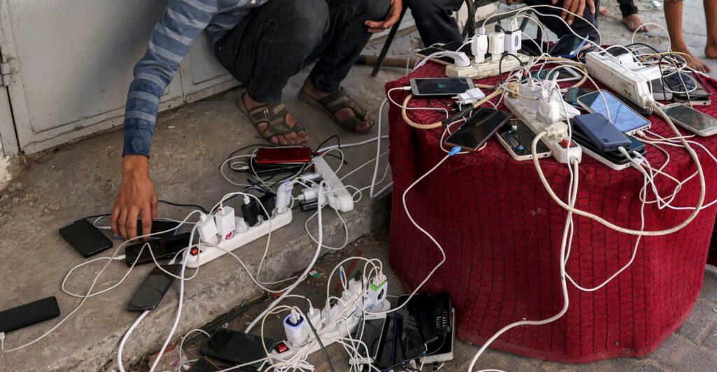 استمرار انقطاع خدمات الاتصالات بغـــــــ.زة واستشهاد فلسطينيين في قصف اسرائيلي