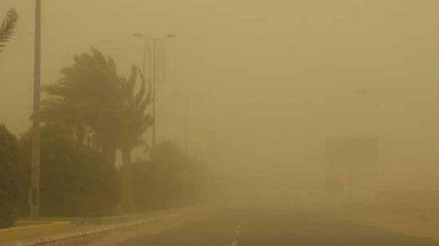 رياح رملية قوية بمناطق الجنوب تساهم في انخفاض الرؤية