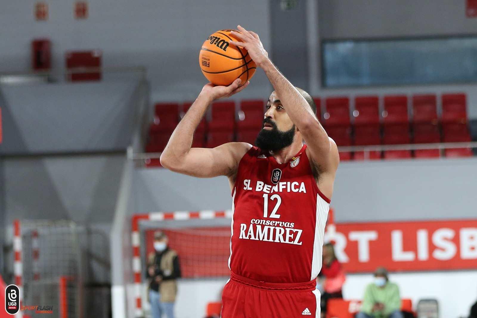 مكرم بن رمضان يتوّج رفقة بنفيكا بلقب بطولة البرتغال لكرة السلّة