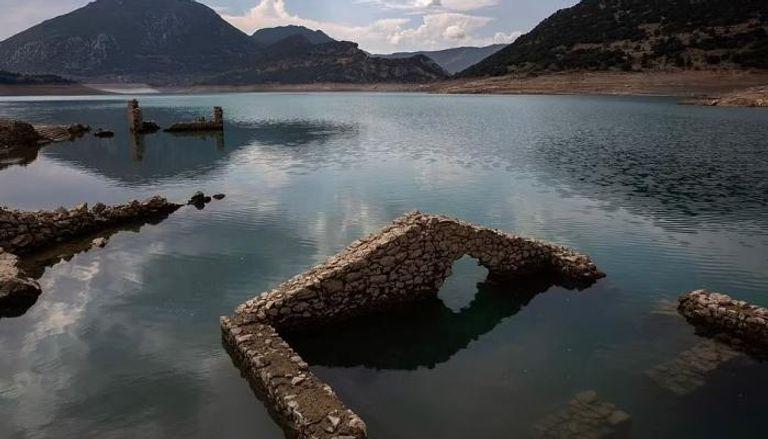 اليونان: الجفاف يعيد إظهار قرية غمرتها المياه قبل عقود