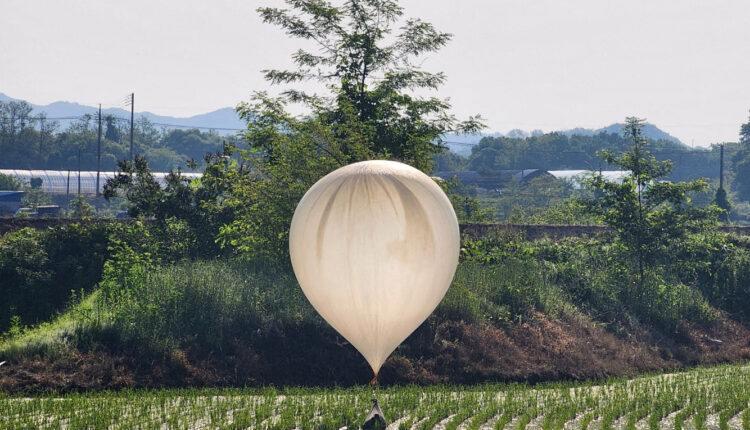 قادما من جارتها الشمالية.. منطاد قمامة يسقط على المجمع الرئاسي لكوريا الجنوبية