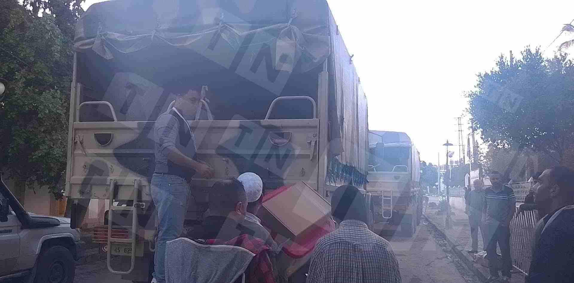 القصرين: الإنطلاق في توزيع المواد الإنتخابية على جميع مراكز الإقتراع (صور)