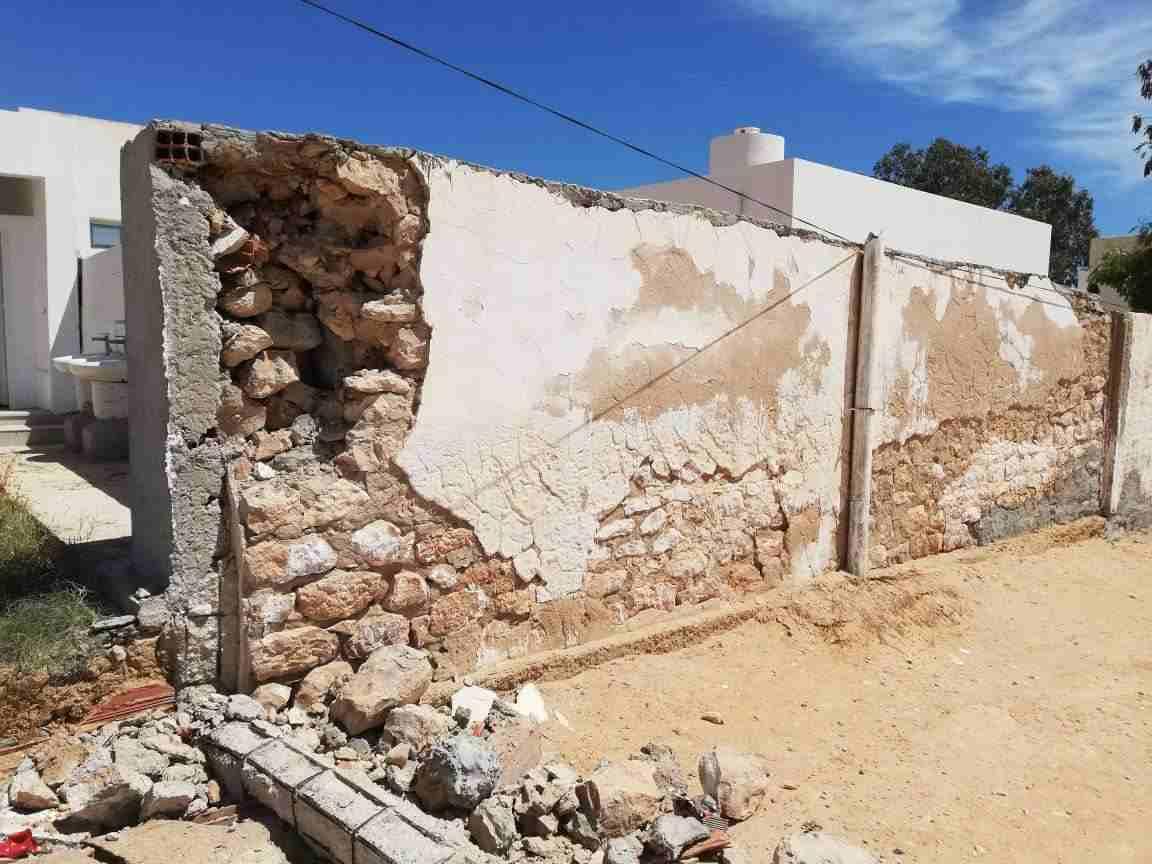 بلدية بن قردان: تنفيذ عمليات هدم لعدد من جدران مُتداعية للسقوط