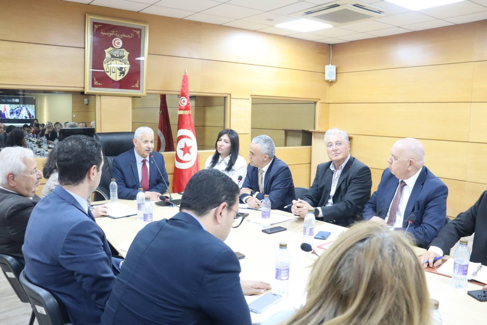 وزير التجارة يدعو لتدارس تداعيات ترفيع المعاليم الجمركية الأمريكية على الصادرات التونسيّة