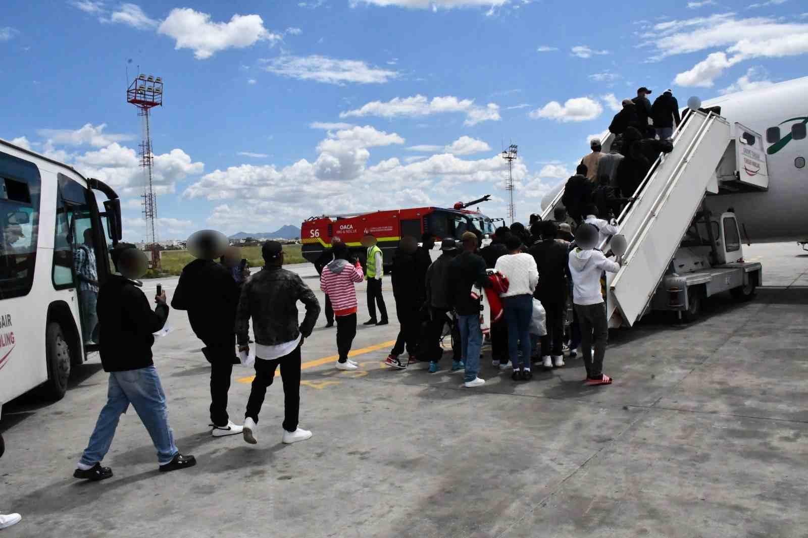 ترحيل عدد من الأفارقة جنوب الصحراء في إطار العودة الطوعية إلى بلدهم