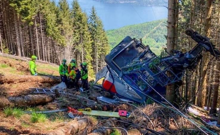 إيطاليا: مقتل 4 أشخاص بعد سقوط عربة ‘تيليفيريك’ جنوب نابولي