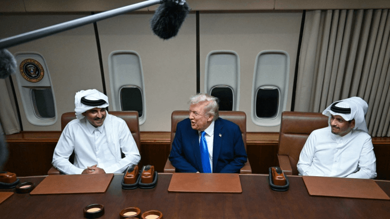 خلال توقّفه في الدوحة.. ترامب يلتقي أمير قطر قبل رحلته إلى آسيا