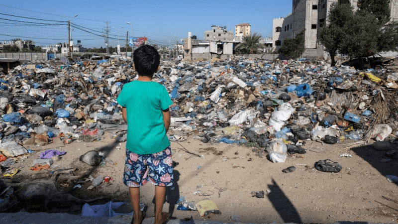 غزة تحت حصار التلوث: النفايات تهدد المياه الجوفية وتصعد موجة الأمراض
