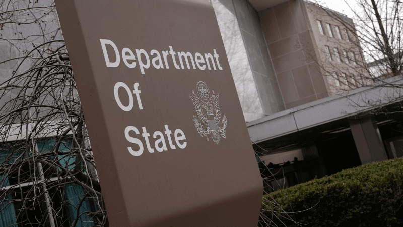 بسبب مخاطر أمنية.. أمريكا تأمر بعض موظفيها بمغادرة مالي