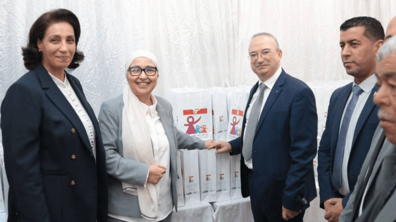 جندوبة: وزيرة المرأة تسلم أطفال مؤسسات الرعاية لوحات رقمية
