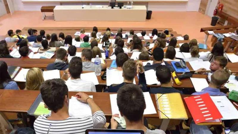 طلبة شعبة التربية والتعليم يحتجون..