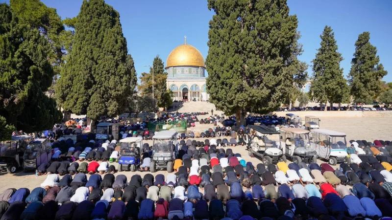 عشرات آلاف المصلين يؤدون صلاة الجمعة في الأقصى