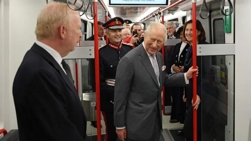 احتفال غير تقليدي: الملك تشارلز يقود قطارا في يوم ميلاده الـ77