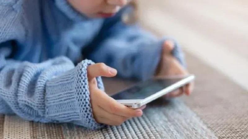 دراسة: العمر المناسب لمنح طفلك هاتفاً ذكياً